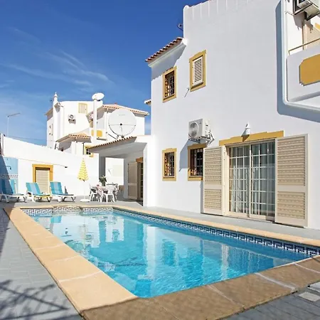 Nina Αλμπουφέιρα