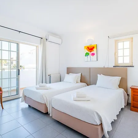 Nina Αλμπουφέιρα