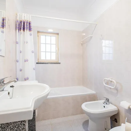 Nina Αλμπουφέιρα