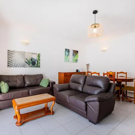 Nina Αλμπουφέιρα